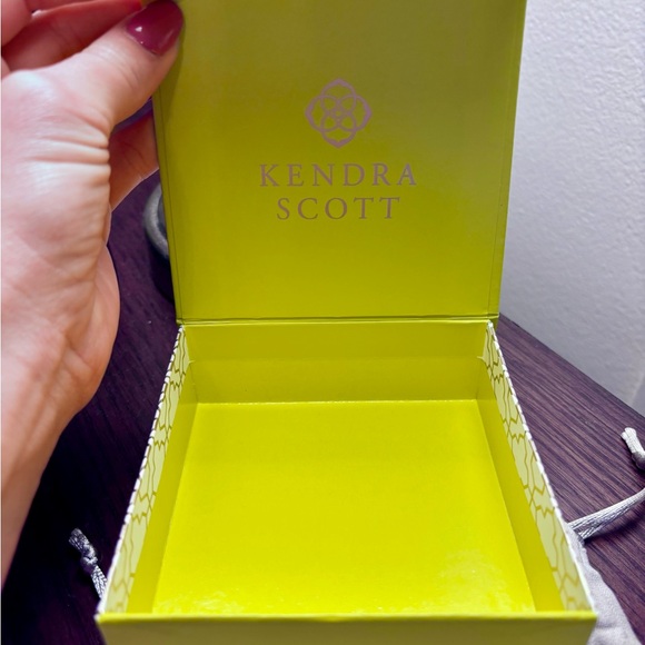 Kendra Scott gift box and dust bag - Picture 2 of 4